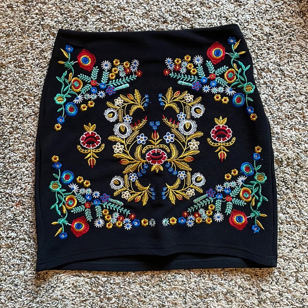 Embroidered mini skirt